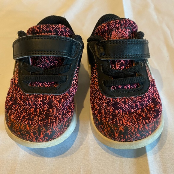 Nike Pink & Black baby tennis shoes Size 5C - Picture 2 of 6